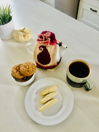 Teapot Cozy: Cream, Maroon and Pink