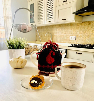 Teapot Cozy: Gray, Red and Tan.